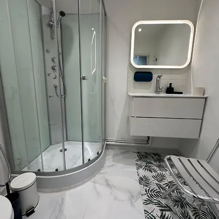Eiffel Tower Spacious 2-bedroom, 2-bathroom Quiet Apartment, Elegant And Peaceful Appartamento